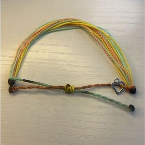 hi! im a small business! I’m selling bracelets that look, just like ParaVida